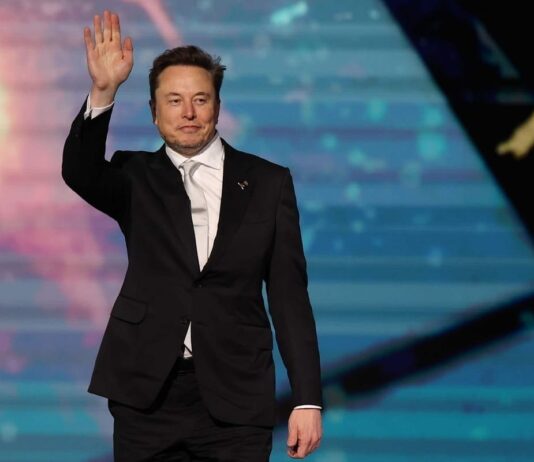 Elon Musk riconosce il vantaggio della Cina mentre BYD supera Tesla Elon Musk Tesla