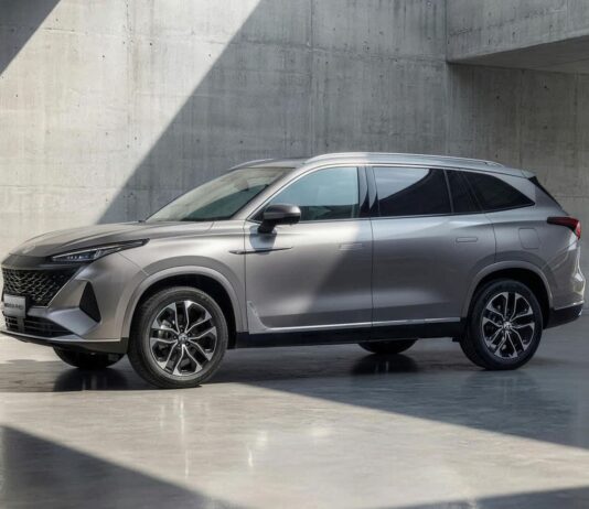 Nuovo MG MGS9 PHEV: il SUV a 7 posti promette quasi 1.000 km MG MGS9 PHEV