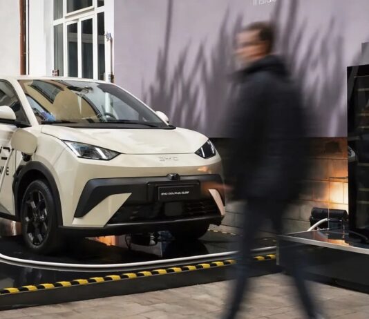 BYD risponde a chi chiama le auto elettriche “lavatrici” e il video diventa virale BYD auto elettriche lavatrici