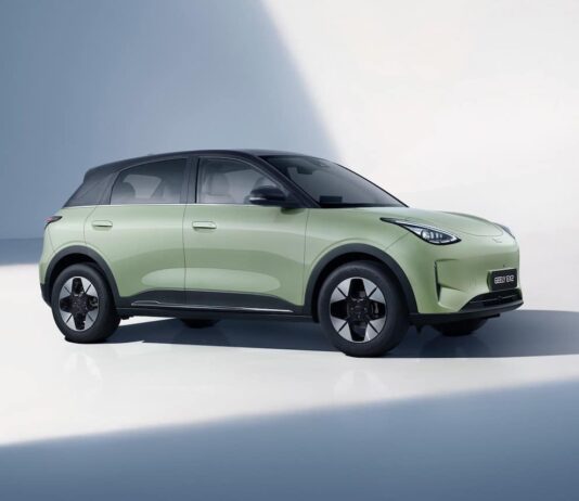 L’auto più venduta in Cina nel 2025 arriva in Europa: ecco quanto costerà Geely EX2